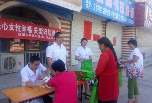 山東衛(wèi)生新聞網(wǎng)訊 2016年7月11日是第27個(gè)世界人口日，今年世界人口日主題為“關(guān)心女性幸福，關(guān)愛(ài)婦幼健康”，11日上午，中云街道社區(qū)衛(wèi)生服務(wù)中心在西湖市場(chǎng)北側(cè)，開(kāi)展了以“關(guān)心女性幸福，關(guān)愛(ài)婦幼健康”為主題的義診宣傳活動(dòng)。