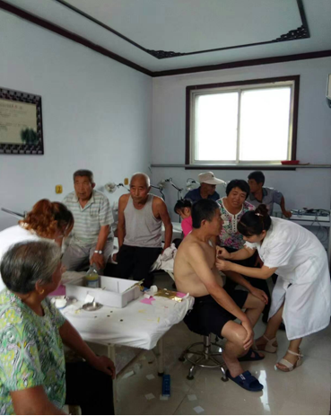 時值三伏，正是冬病夏治的最好時節(jié)。白芬子衛(wèi)生院應廣大患者之需求，及時為轄區(qū)老慢支、哮喘、鼻炎、老寒腿等患者進行三伏貼灸治療，受到患者好評。