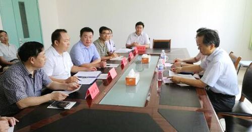  7月23日上午，為爭(zhēng)取早日通過丙級(jí)資質(zhì)認(rèn)定，膠州市疾控中心邀請(qǐng)山東省職業(yè)病防治院的職業(yè)衛(wèi)生專家曲瑋、許光，對(duì)中心申請(qǐng)的職業(yè)病防治丙級(jí)資質(zhì)進(jìn)行模擬現(xiàn)場(chǎng)考核。