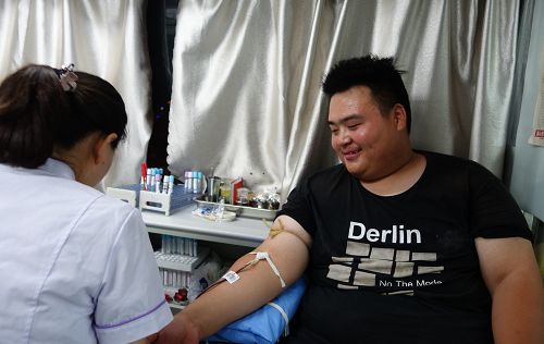 棗莊：炎熱酷暑擋不住愛心市民奉獻(xiàn)的腳步