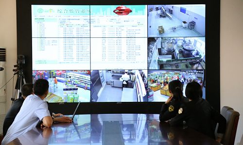 執(zhí)法人員正在通過“智慧食安”監(jiān)管平臺(tái)進(jìn)行遠(yuǎn)程監(jiān)控