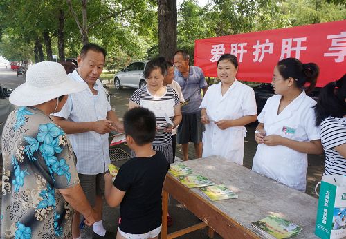 山東滕州：善南社區(qū)衛(wèi)生服務(wù)中心開展“世界肝炎日”愛心活動