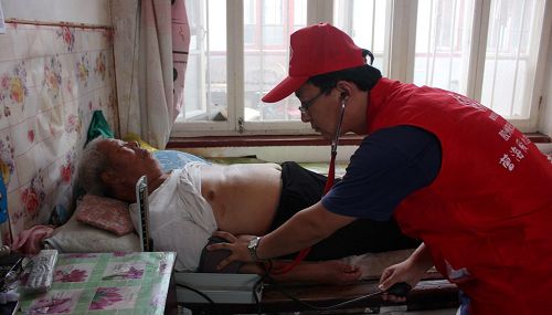 營(yíng)海衛(wèi)生院開展重點(diǎn)優(yōu)撫對(duì)象巡診體檢工作