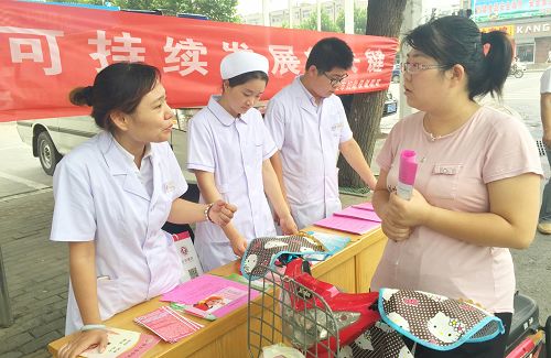 2016年世界母乳喂養(yǎng)周——安丘市婦幼保健院走上街頭宣傳母乳喂養(yǎng)