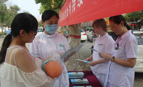 今年8月1日-7日是第25個(gè)世界母乳喂養(yǎng)周，為保護(hù)、支持和促進(jìn)母乳喂養(yǎng)，滕州市婦幼保健院積極組織開(kāi)展了以“母乳喂養(yǎng)是社會(huì)可持續(xù)發(fā)展的關(guān)鍵”為主題的宣傳活動(dòng)。