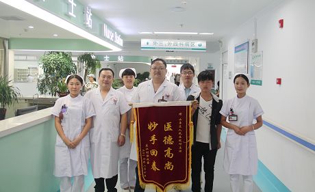 8月11日，又一位經(jīng)棗莊市山亭區(qū)人民醫(yī)院神經(jīng)外科手術(shù)治療恢復(fù)的患者送來了一面錦旗，