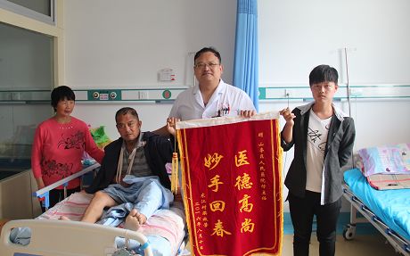 8月11日，又一位經(jīng)棗莊市山亭區(qū)人民醫(yī)院神經(jīng)外科手術(shù)治療恢復(fù)的患者送來了一面錦旗，