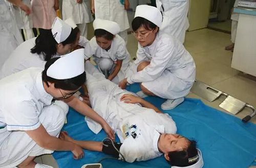 濰醫(yī)附院組織護(hù)理人員進(jìn)行高空墜落傷應(yīng)急演練