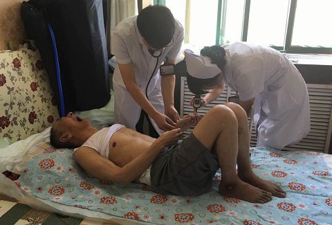 為切實(shí)保障失能患者的醫(yī)療護(hù)理服務(wù)需求，提升護(hù)理保險(xiǎn)基金支出效能，2016年，膠州市阜安街道社區(qū)衛(wèi)生服務(wù)中心開(kāi)通了長(zhǎng)期護(hù)理服務(wù)業(yè)務(wù)，截至目前，已成功為2名患者建立了家庭病床