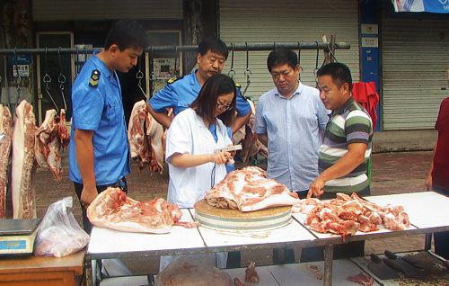 中秋節(jié)即將來臨，為進一步加強生鮮肉經(jīng)營監(jiān)管力度，有效解決生鮮肉質(zhì)量安全突出問題，規(guī)范肉制品經(jīng)營市場秩序，聊城市冠縣食品藥品監(jiān)督管理局以創(chuàng)建省級食品安全先進縣為契機，近日在轄區(qū)內(nèi)集中開展生鮮肉質(zhì)量安全專項整治和抽驗檢測活動，切實保障人民群眾飲食安全。