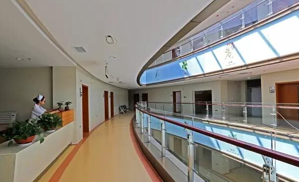  臨沂市中醫(yī)醫(yī)院北城醫(yī)院是今年市政府建設(shè)的非營利性公立醫(yī)院，主要承擔(dān)急診、門診、住院、醫(yī)技檢查、手術(shù)以及中醫(yī)藥特色保健等服務(wù)。醫(yī)院經(jīng)過緊張的建設(shè)、裝修，于8月份部分開診試運(yùn)營。