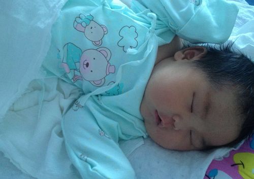   家住德州市寧津鎮(zhèn)東關(guān)村的崔志英大姐今年37歲，放開(kāi)二孩政策后，她也趕上了“時(shí)髦”，自懷孕以來(lái)，崔大姐吃嘛嘛香，胃口大開(kāi)。隨著預(yù)產(chǎn)期的臨近，近日，在寧津縣中醫(yī)院剖宮產(chǎn)出一女?huà)耄?斤2兩，母女平安。