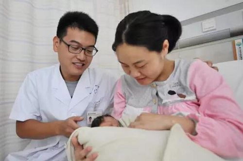 張憲和、韓文清，郭來財、楊映彤，他們既是兩對夫妻，也都是泰山醫(yī)學院附屬醫(yī)院護理雁隊中四名普普通通的護士。與這里的每位醫(yī)護人員一樣，他們恪守救死扶傷的天職，盡職盡責地守護著每一位病人。同時，他們也像這里的每一對醫(yī)護人員組成的家庭和夫妻一樣，把時間都撲在了護理工作上。