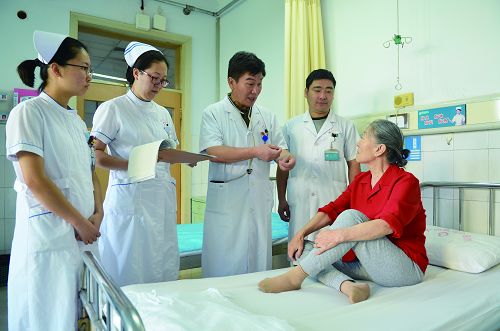 淄博市中西醫(yī)結(jié)合醫(yī)院骨傷科的病房里醫(yī)護(hù)人員依舊井然有序地忙著，門口站著一位80多歲的老太太，向護(hù)士詢問著：“請(qǐng)問高醫(yī)生是在這里嗎?”護(hù)士連忙回答：“您是找我們高主任看病嗎?高主任去做手術(shù)了，您得等會(huì)，如果著急可以找其他大夫?！弊o(hù)士說完，老太太自言自語地念叨著：還是等等高醫(yī)生吧。等了不長(zhǎng)的