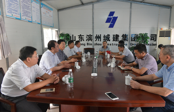 醫(yī)學(xué)院院長(zhǎng)王濱現(xiàn)場(chǎng)調(diào)研指導(dǎo)新門診醫(yī)技病房綜合樓建設(shè)工作