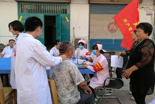 聊城市中醫(yī)院黨員進(jìn)社區(qū)暨 創(chuàng)建文明城市志愿者義診活動(dòng)