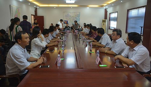 為深入貫徹落實國家、省、市精準扶貧工作精神，近日，針對菏澤市農村貧困家庭膝關節(jié)置換的“精準健康扶貧，助你‘自由行’大型公益活動”拉開帷幕。該活動由中共菏澤市宣傳部、中共菏澤市委統(tǒng)戰(zhàn)部、農工黨菏澤市委聯(lián)合菏澤市扶貧辦、菏澤市衛(wèi)計委、菏澤市紅十字會共同主辦，單縣海吉亞醫(yī)院、山東省齊魯干細胞治療工程有限公司承辦。