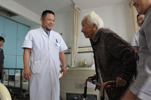 兗礦總醫(yī)院成功為93歲高齡老人進(jìn)行髖關(guān)節(jié)置換術(shù)