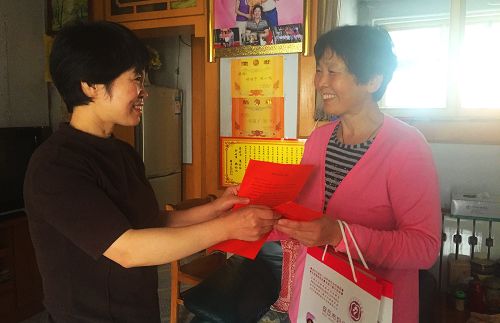 金秋十月爽，九九話重陽，日月兩重歸，相映地久長。丹桂飄香時(shí)節(jié)，又是重陽。為弘揚(yáng)中華民族愛老敬老的傳統(tǒng)美德，10月9日，安丘市婦幼保健院走訪慰問了46名離退休職工，并送上了節(jié)日慰問金、《致老同志的一封信》及宣傳大禮包，感謝他們幾十年來為醫(yī)院婦幼保健事業(yè)所做的貢獻(xiàn)。