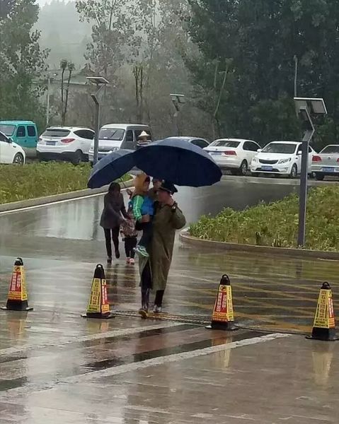 秋風(fēng)冷雨 棗莊市某醫(yī)院保安一次次為患者撐傘溫暖感動(dòng)!