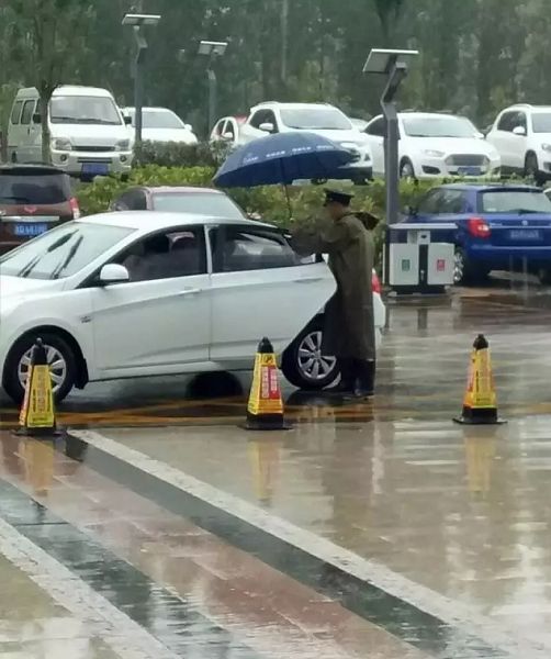 秋風(fēng)冷雨 棗莊市某醫(yī)院保安一次次為患者撐傘溫暖感動(dòng)!