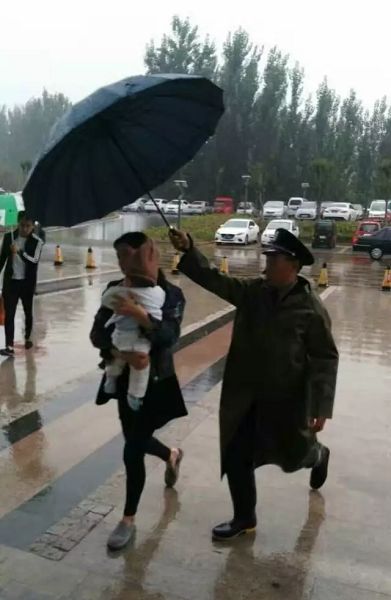 秋風(fēng)冷雨 棗莊市某醫(yī)院保安一次次為患者撐傘溫暖感動(dòng)!
