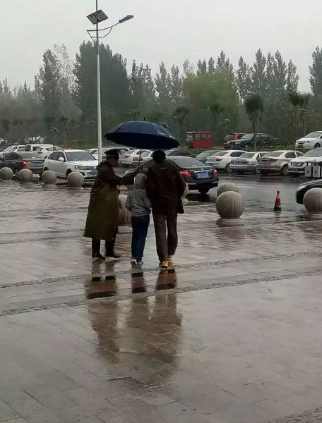秋風(fēng)冷雨 棗莊市某醫(yī)院保安一次次為患者撐傘溫暖感動(dòng)!