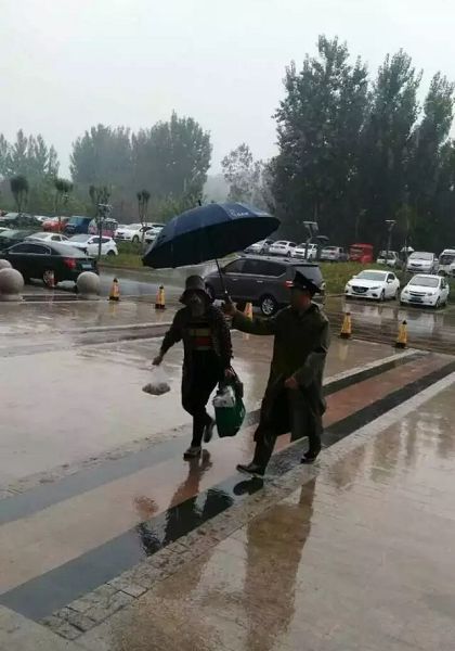 秋風(fēng)冷雨 棗莊市某醫(yī)院保安一次次為患者撐傘溫暖感動(dòng)!