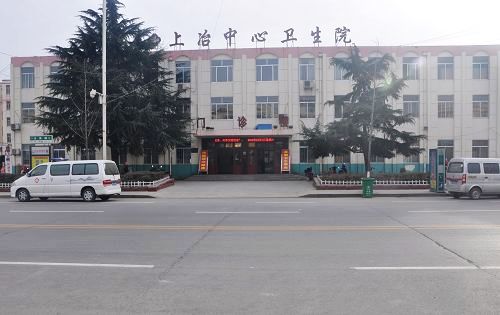 上冶中心衛(wèi)生院，位于山東臨沂費(fèi)縣上冶鎮(zhèn)，轄區(qū)內(nèi)有6萬(wàn)多人口，服務(wù)輻射周邊區(qū)域，總服務(wù)人群超過(guò)10萬(wàn)?，F(xiàn)年53歲的朱柏吉已在上冶中心衛(wèi)生院工作了近36年。未見(jiàn)本人之前，聽(tīng)衛(wèi)生院的有關(guān)負(fù)責(zé)人介紹，作為中醫(yī)科主任，上冶中心衛(wèi)生院國(guó)醫(yī)堂在朱柏吉的帶領(lǐng)下得到全面快速發(fā)展：2014年，中醫(yī)針灸推拿科被山東省衛(wèi)計(jì)委和中醫(yī)藥管理局評(píng)為山東省國(guó)醫(yī)堂專科門(mén)診重點(diǎn)科室;2015年，衛(wèi)生院被授予山東省中醫(yī)藥特色鄉(xiāng)鎮(zhèn)衛(wèi)生院稱號(hào)。