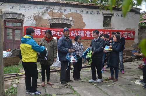 10月28日，淄博市中心血站鄭站長帶領(lǐng)部分黨員干部一行10余人，一大早就趕到沂源縣悅莊鎮(zhèn)西遼軍部村，在駐村第一書記尹燕梅的陪同下，一起到貧困戶的農(nóng)田里參加義務(wù)勞動(dòng)。這是市中心血站與西遼軍部村建立結(jié)對(duì)幫扶關(guān)系以來第四次組織工作人員到村里開展獻(xiàn)愛心，送溫