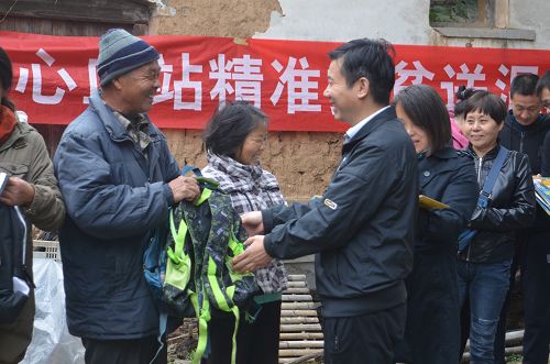 10月28日，淄博市中心血站鄭站長帶領(lǐng)部分黨員干部一行10余人，一大早就趕到沂源縣悅莊鎮(zhèn)西遼軍部村，在駐村第一書記尹燕梅的陪同下，一起到貧困戶的農(nóng)田里參加義務(wù)勞動(dòng)。這是市中心血站與西遼軍部村建立結(jié)對(duì)幫扶關(guān)系以來第四次組織工作人員到村里開展獻(xiàn)愛心，送溫