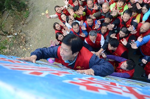 為進一步加強了醫(yī)院管理團隊建設，促進了團隊協(xié)作，提升凝聚力和執(zhí)行力，近日，山東省淄博市中西醫(yī)結合醫(yī)院組織全部管理崗位近200人分兩批分別進行了為期兩天的拓展