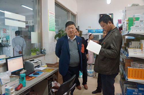  安全生產(chǎn)無小事，近日，淄博市婦幼保健院高青院區(qū)院長王海濤帶領(lǐng)院領(lǐng)導(dǎo)班子及辦公室、后勤部主任深入醫(yī)院各個科室進行安全生產(chǎn)巡查和重點部位的督導(dǎo)工作。每到一科室，醫(yī)院督導(dǎo)組都仔細查看，檢查消防栓設(shè)置是否符合要求、安全生產(chǎn)管理是否規(guī)范等，對發(fā)現(xiàn)的安全隱患現(xiàn)場提出整改要求。