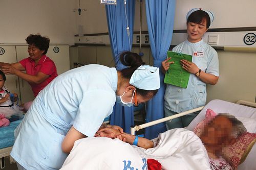 牟平區(qū)中醫(yī)醫(yī)院百針穿刺技能考核：患者當(dāng)主考