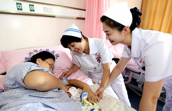 醫(yī)院建立了環(huán)境溫馨、設施齊全的婦產(chǎn)科家庭化病房，該病房集待產(chǎn)、分娩、康復于一體，其精細化和人性化的服務，讓產(chǎn)婦免除后顧之憂，安享分娩的愉悅過程。