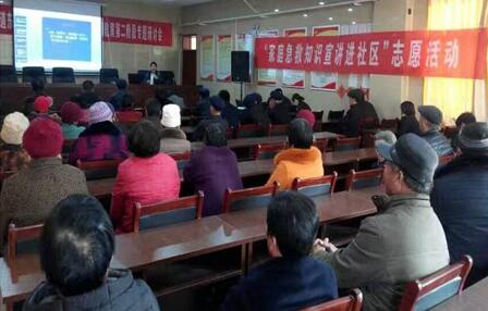 近日，臨沂市平邑縣平邑街道社區(qū)衛(wèi)生服務中心以開展學雷鋒志愿服務活動為抓手，結(jié)合平邑縣“志愿同心 文明共享”主題志愿服務活動等社會公益活動，組織10余名醫(yī)務工作人員，分別深入平邑縣東陽店子社區(qū)和平邑縣蓮花山廣場，向居民進行健康知識傳播、開展義診服務和健康查體等活動，受到居民的廣泛好評。