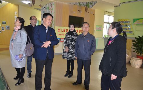  3月28日上午，“呵護(hù)伴成長(zhǎng) 健童夢(mèng)未來(lái)”活動(dòng)啟動(dòng)儀式在淄博市張店區(qū)兒童活動(dòng)中心舉行，標(biāo)志著淄博市中西醫(yī)結(jié)合醫(yī)院與張店區(qū)兒童活動(dòng)中心的“院園合作”正式啟動(dòng)。張店區(qū)婦聯(lián)、殘聯(lián)有關(guān)領(lǐng)導(dǎo)和淄博市中西醫(yī)結(jié)合醫(yī)院領(lǐng)導(dǎo)及部分教職工參加了儀式。