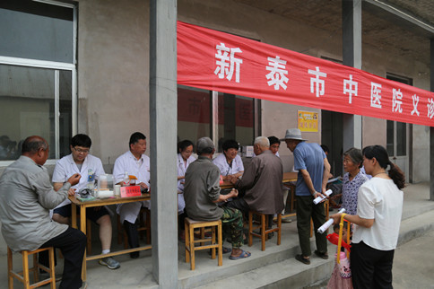 新泰市中醫(yī)院到汶南鎮(zhèn)捐款獻(xiàn)愛心義診送健康