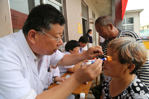 新泰市中醫(yī)院到汶南鎮(zhèn)捐款獻(xiàn)愛心義診送健康