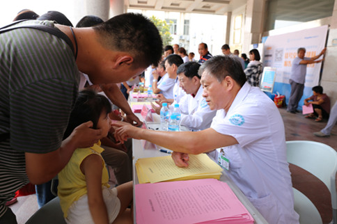 菏澤市立醫(yī)院成功舉行“醫(yī)師節(jié)”大型義診活動(dòng)