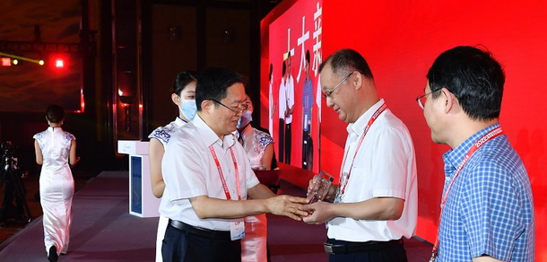 2022年全國(guó)深化醫(yī)改經(jīng)驗(yàn)推廣會(huì)暨中國(guó)衛(wèi)生發(fā)展高峰會(huì)議舉行 威海市接受頒獎(jiǎng)