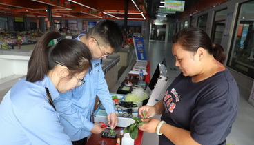 聊城市市場監(jiān)管局、茌平區(qū)市場監(jiān)管局聯(lián)合開展“你點(diǎn)我檢服務(wù)惠民生”進(jìn)市場活動