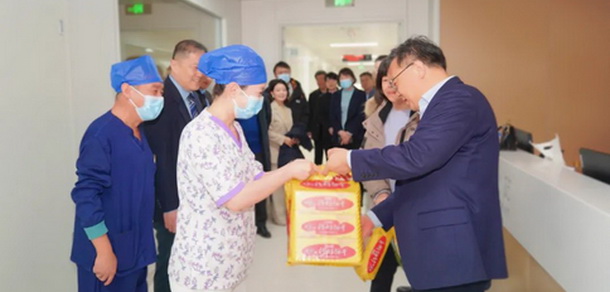 青島市政協(xié)副主席、市衛(wèi)生健康委主任薄濤看望慰問困難職工及一線醫(yī)務(wù)人員