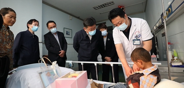 濟南市委常委、統(tǒng)戰(zhàn)部部長馬保嶺到濟南市中心醫(yī)院看望“魯藏一家親”藏區(qū)接受救助先心病患兒