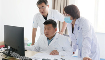 義診現(xiàn)場(chǎng)，三位專家會(huì)診！腹痛40天的他終于在家門口醫(yī)院找到了病因