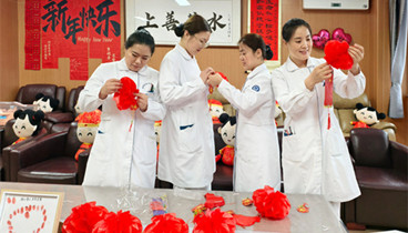 燈火映新生·元宵護(hù)安康｜濱州醫(yī)學(xué)院附屬醫(yī)院產(chǎn)科LDR病區(qū)開(kāi)展元宵節(jié)主題暖心活動(dòng)