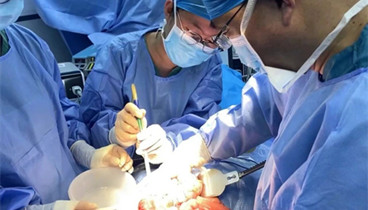 高齡復(fù)雜病情患者成功接受高難度全盆腔臟器切除術(shù)——濟(jì)寧市第一人民醫(yī)院急診腹部外科團(tuán)隊(duì)協(xié)作攻克技術(shù)難關(guān)